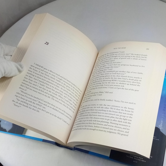 Kiss The Dead, Anita Blake Vampire Hunter Hardback Book by Laurell K. Hamilton - Picture 12 of 13